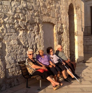 Seniorinnen auf Bank